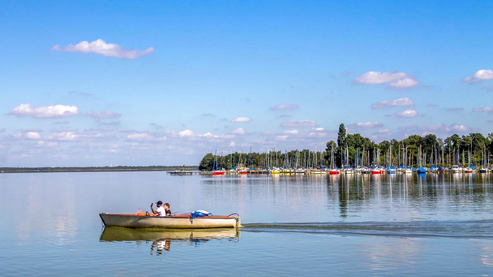 Südufer Elektroboot Elektroboot am Südufer vor Steinhude mit Steg und Segelbooten im Hintergrund
