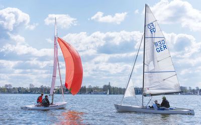 Zwei Segelboote auf dem Steinhuder Meer Zwei Segelboote sind auf dem Steinhuder Meer unterwegs.