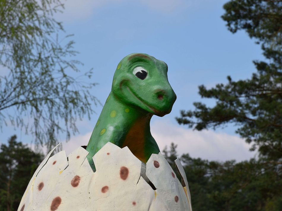 Dino Park Münchehagen Eine Dino-Figur sitzt in einem Dino-Ei im Dino Park Münchehagen.