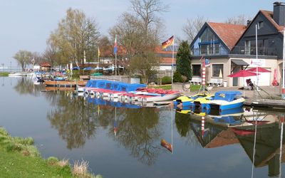 Elektro- und Tretboote in Steinhude An der Promenade in Steinhude gibt es viele Bootsverleihe für Elektro- Tret- und Spaßboote