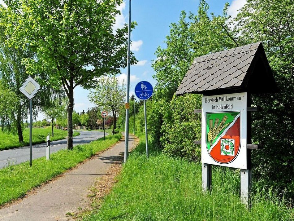 Ortseingang Kolenfeld Das Ortseingangsschild von Kolenfeld an der Hauptstraße. Links davon sieht man einen Radweg.