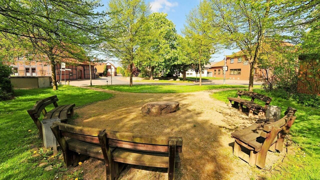 Dorfplatz Kolenfeld Der Dorfplatz in Kolenfeld mit einem Kreis aus Holzpfählen mit Stroh in der Mitte