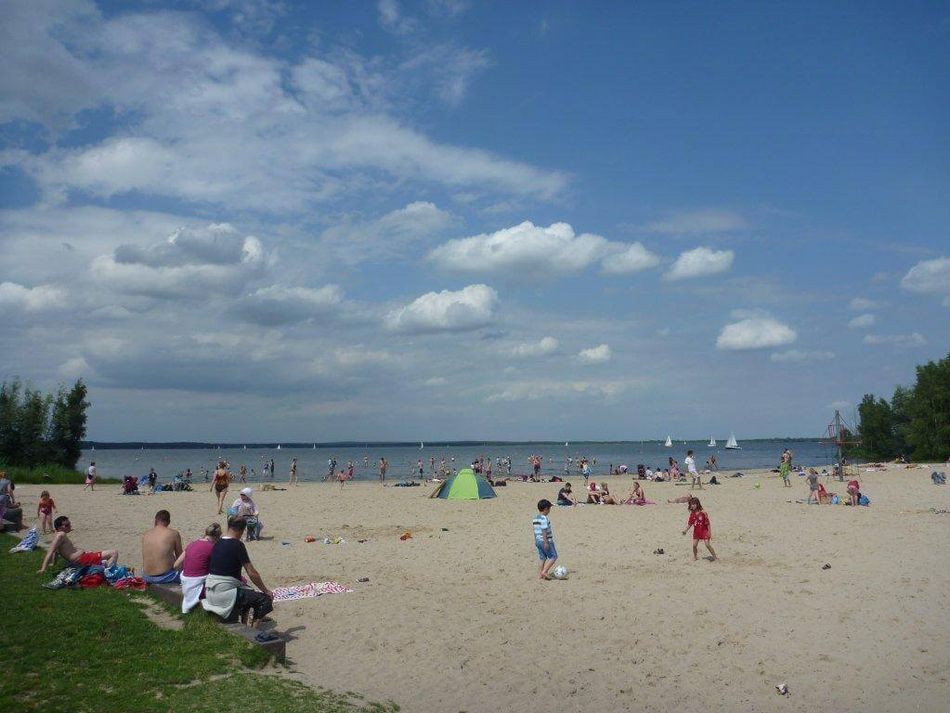 Badeinsel Steinhude Strand Badegäste tummeln sich am Strand der Badeinsel Steinhude bei schönstem Sonnenschein