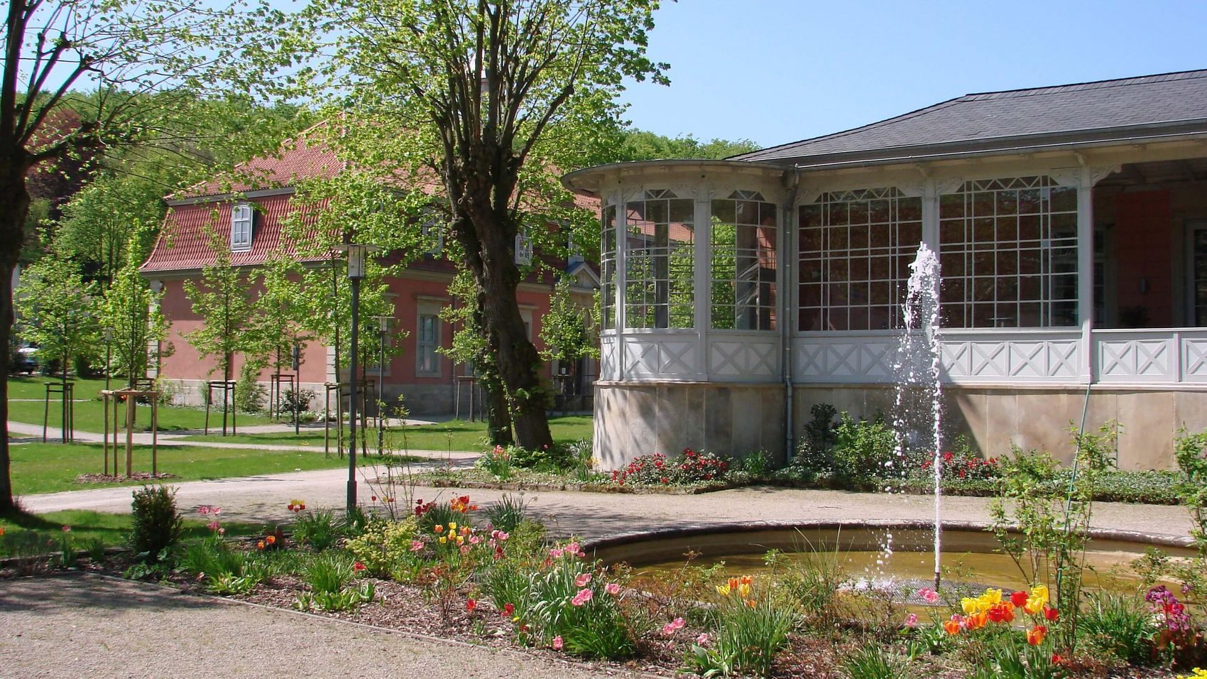 Wandelhalle Romantik Bad Rehburg Die Wandelhalle in der Romantik Bad Rehburg. Im Vordergrund ist eine Wasserfontaine zu sehen und im Hitergrund zeigt sich die Wandelhalle sowie die Bäderanlage.