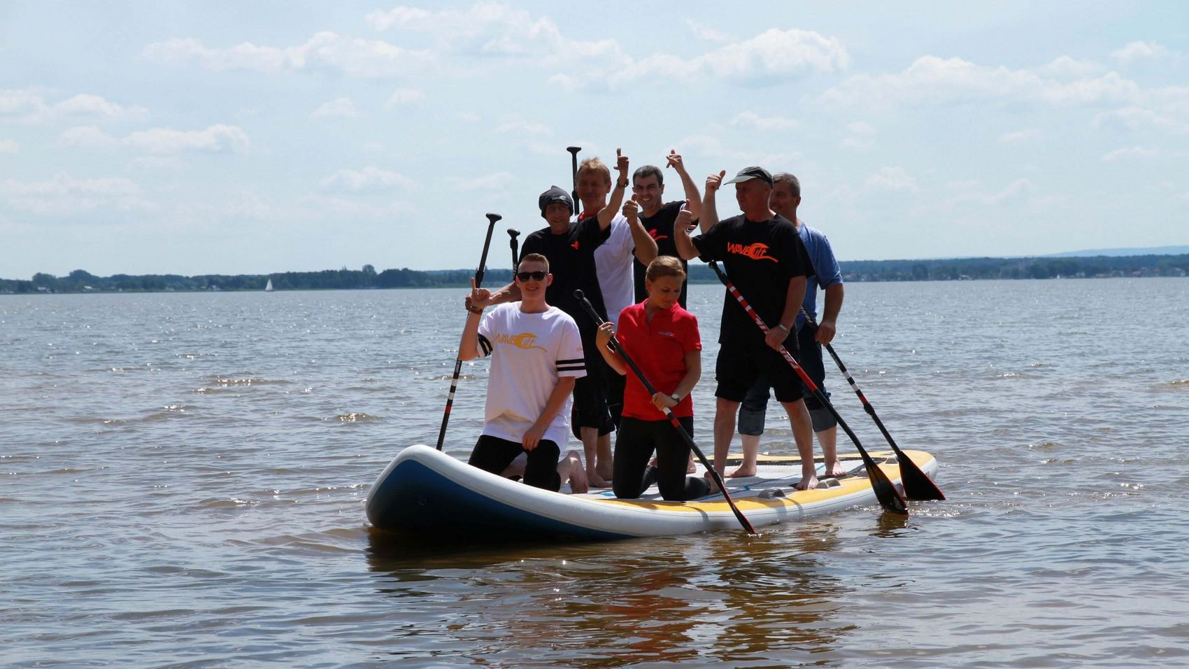XXL-Board Sieben Personen machen Stand Up Paddling auf einem XXL Board auf dem Steinhuder Meer