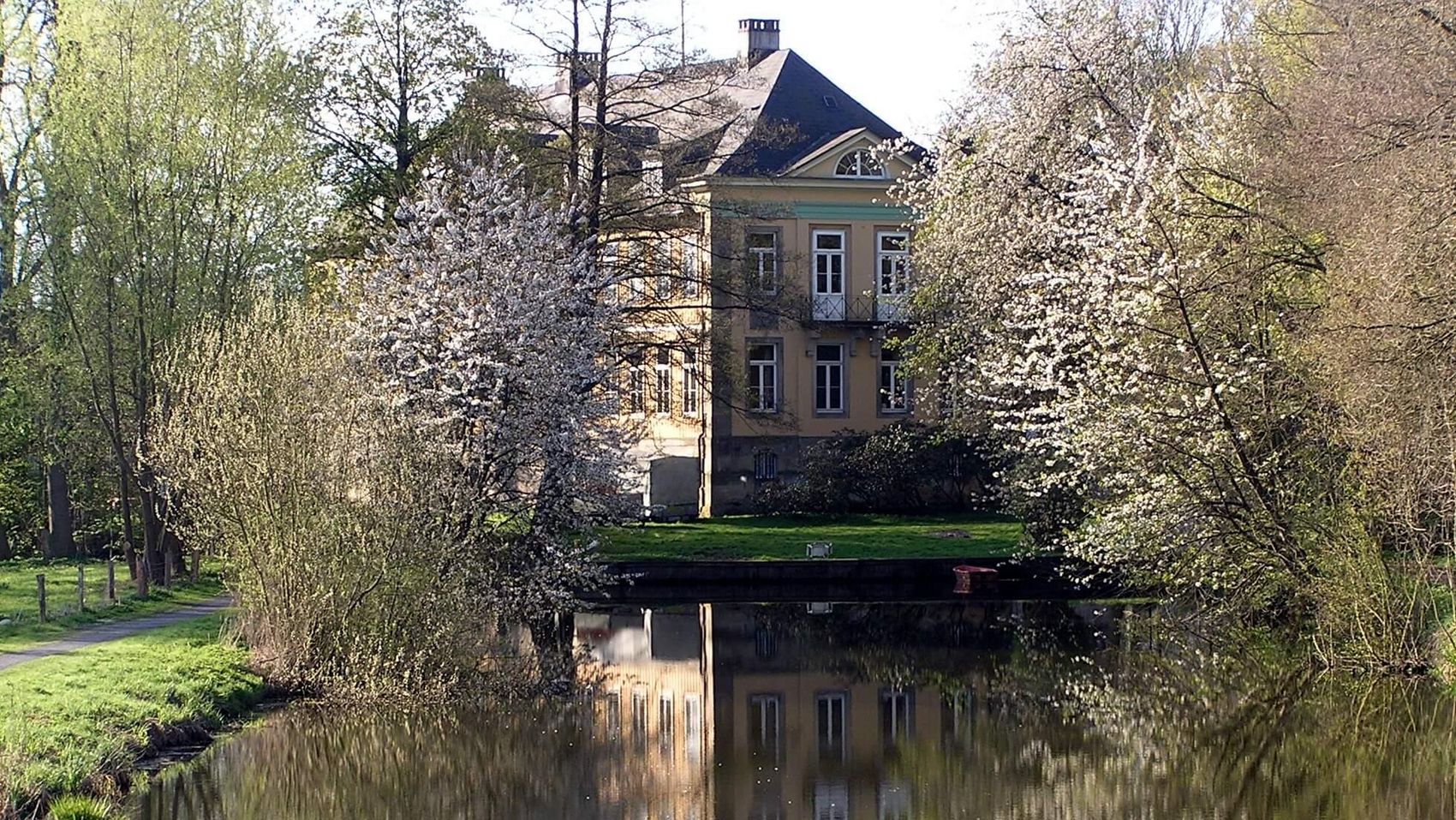 Hagenburger Schloss Das Hagenburger Schloss am Ende des Hagenburger Kanals an einem sonnigen Tag im Frühling