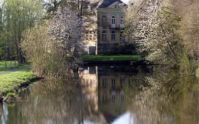 Hagenburger Schloss Das Hagenburger Schloss am Ende des Hagenburger Kanals an einem sonnigen Tag im Frühling