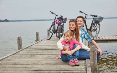 Familie Steg Pause Fahrräder Eine Familie macht auf einem Steg Pause mit den Rädern