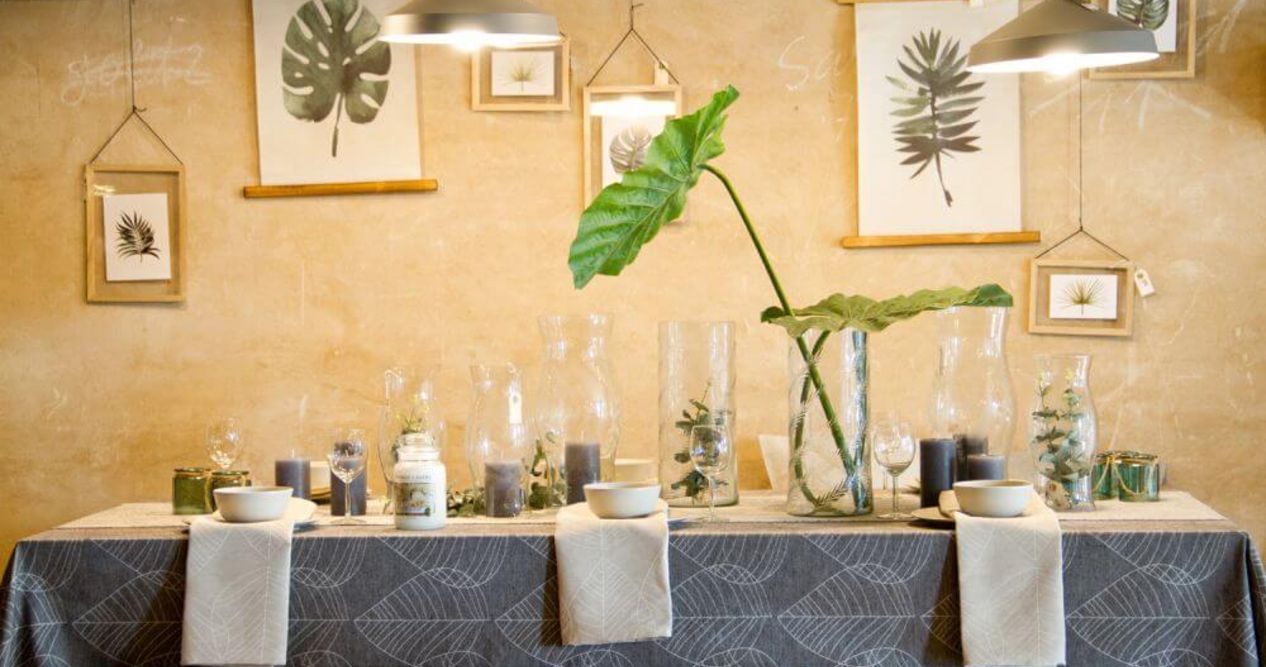 Leinenfabrik und Weberei Seegers Gewebtes Leinen ist in einer Ausstellung in der Weberei kunstvoll dekoriert