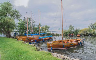 Vier Auswanderer liegen an der Vier Auswanderer liegen nebeneinader vor der Promenade an der sogenannten