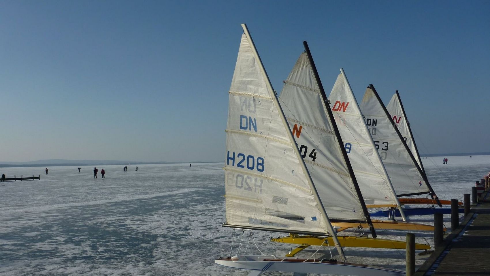 Eissegler vor dem Start in Großenheidorn am Steg Eissegler warten im winterlichen Sonnenschein auf ihren Einsatz, um über die Eisfläche des Steinhuder Meeres zu segeln