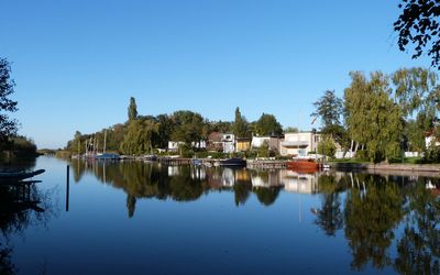 Grachten in Großenheidorn Blick über die Grachten in Großenheidorn, auf der ruigen Wasserfläche spiegelt sich Häuser, Bäume und Boote