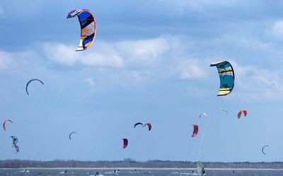 Einige Kitesurfer auf dem Steinhuder Meer Einige Kitesurfer sind auf dem Steinhuder Meer am surfen.