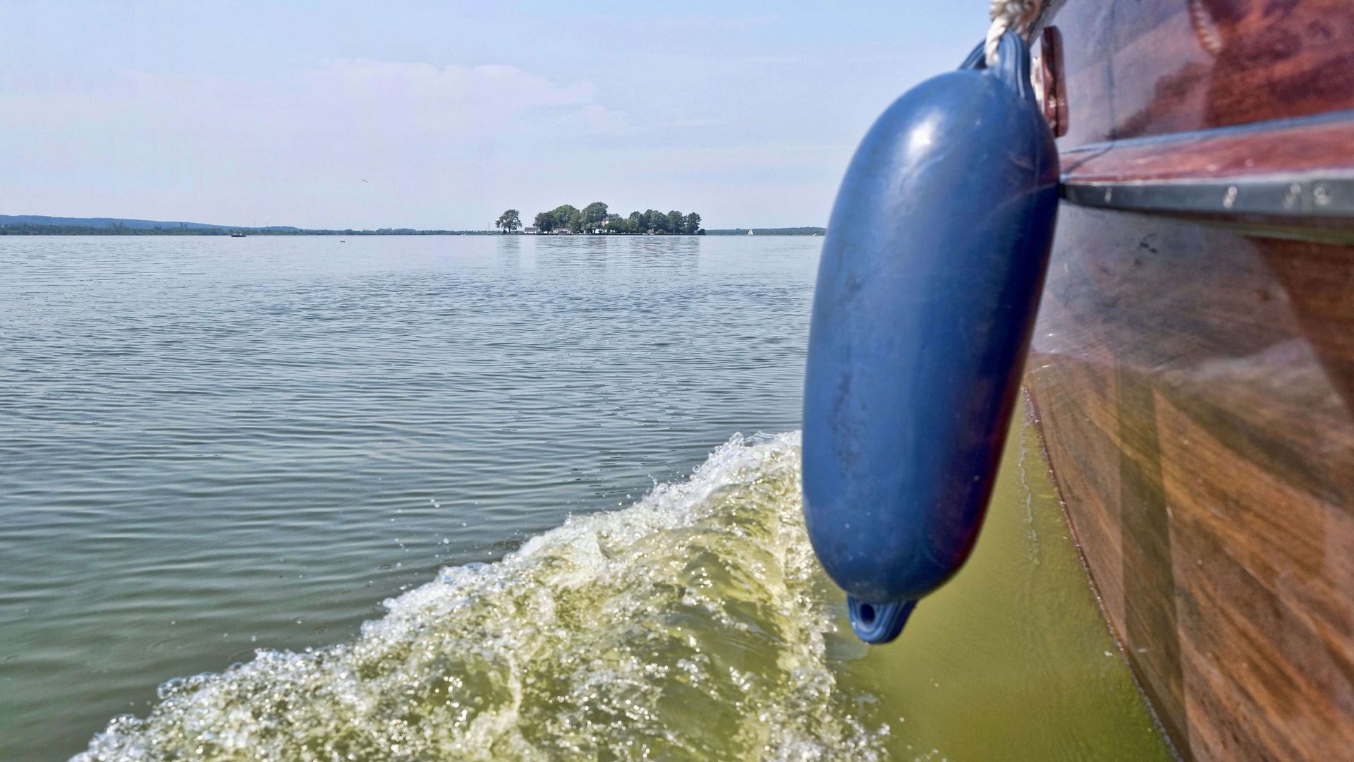 Von der Aussenkante eines Auswanderer-Bootes sieht man die Insel Wilhelmstein