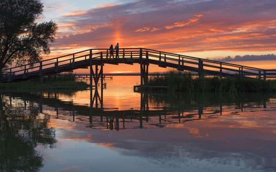 Brücke in Steinhude Auf einer Brücke in Steinhude spaziert ein Paar im Sonnenuntergang