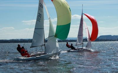 Segelboote Steinhuder Meer In voller Fahrt segeln zwei Segelboote unter vollen Segeln über das Steinhuder Meer