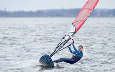 Windsurfer auf dem Steinhuder Meer Ein Windsurfer ist auf dem Meer unterwegs.