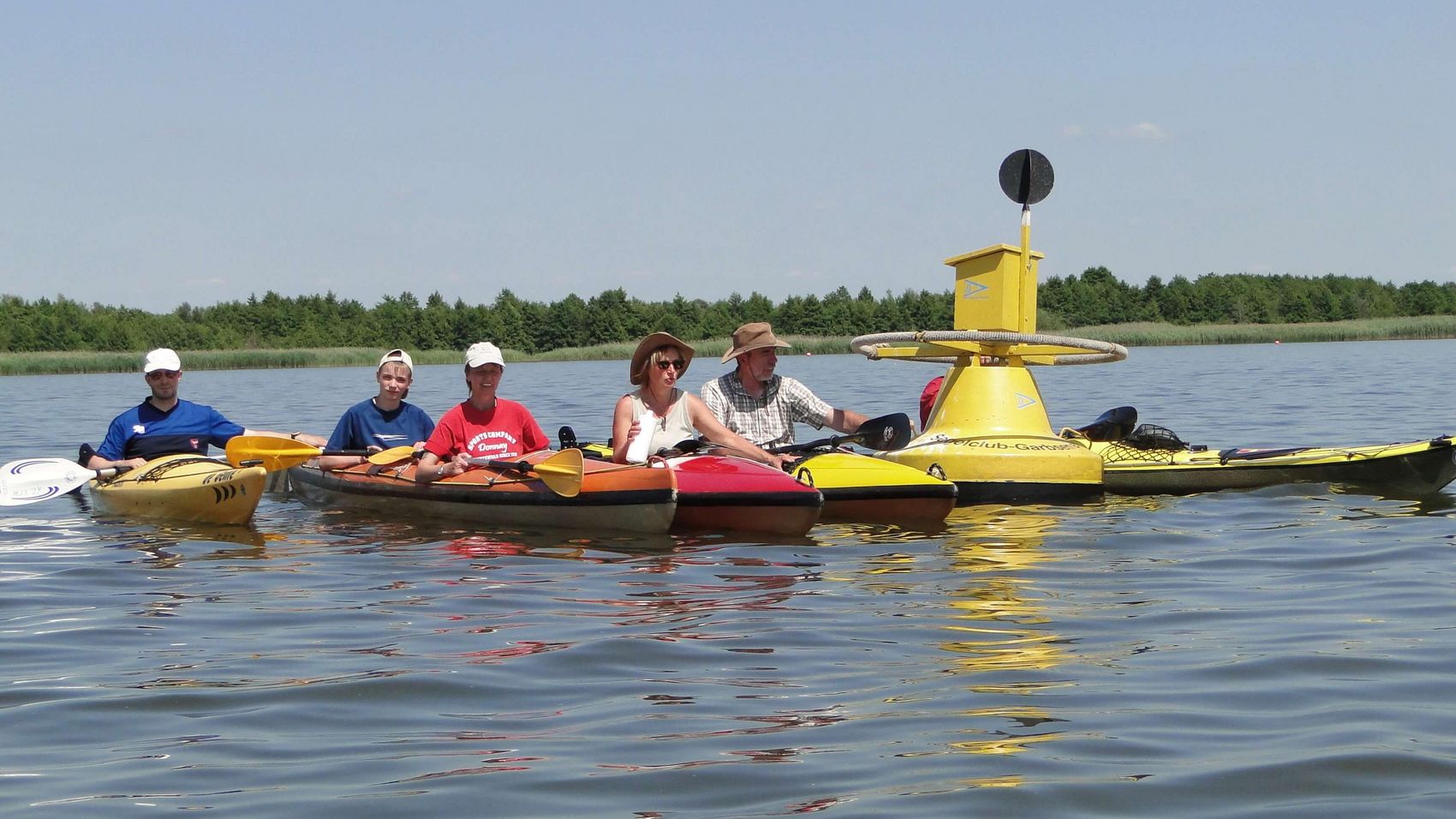 Kajaks an der Postboje Fünf Kajakfahrer haben sich an der schwimmenden gelben Bostboje im Ostenmeer versammelt