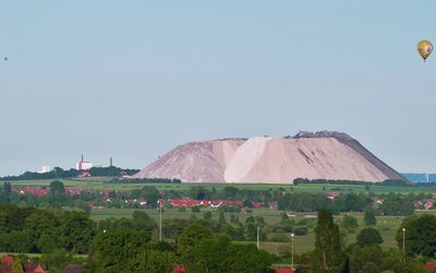 Kaliberg in Bokeloh Der Kaliberg in Bokeloh wird auch Kalimascharo genannt und ist eine weithin sichtbare Landmarke am Steinhuder Meer