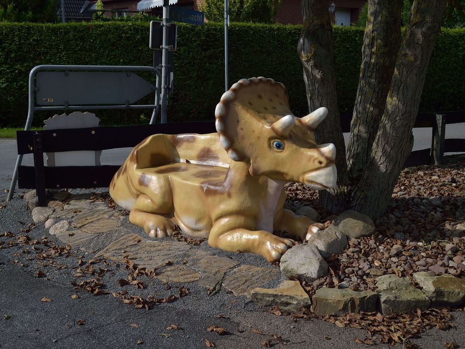 Sitzgelegenheit entlang der Dino-Tour Eine Dinosaurier-Figur als Sitzgelegenheit zum Ausruhen entlang der Radtour Dino-Tour