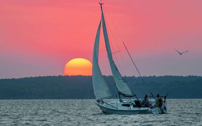 Segelboot vor dem Sonnenuntergang Ein Segelboot fährt auf dem Steinhuder Meer dem rötlichen Sonnenuntergang entgegen.