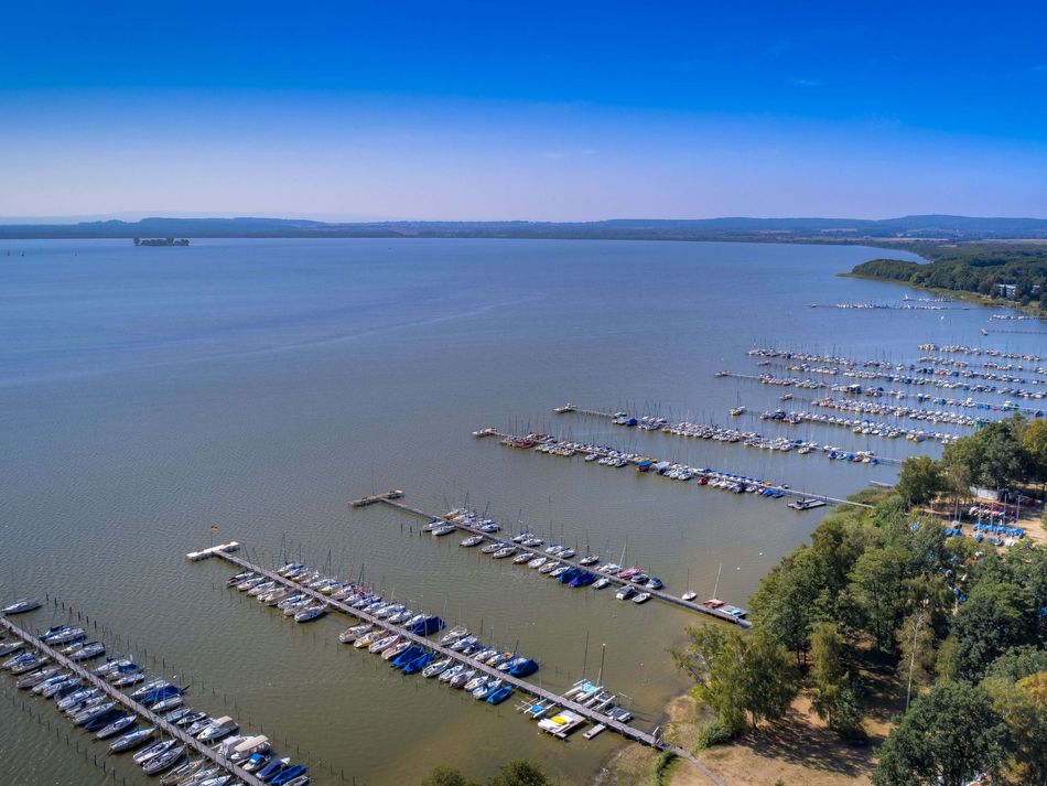 Stege in Mardorf mit Wilhelmstein Eine Luftaufnahme in Mardorf mit vielen Stegen, Booten, der Insel Wilhelmstein mit Blick zum Westufer