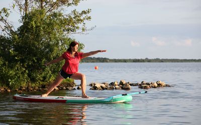 SUP-Yoga Eine Frau macht beim SUP-Yoga ihre Yoga-Übungen auf dem Board auf dem Steinhuder Meer