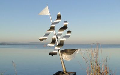 Steinhude Promenade Skulptur Undines Traum Die Skulptur Undines Traum glänzt im Morgenlicht