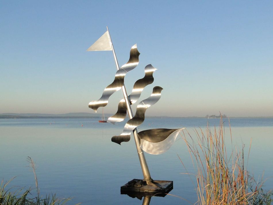 Steinhude Promenade Skulptur Undines Traum Die Skulptur Undines Traum glänzt im Morgenlicht