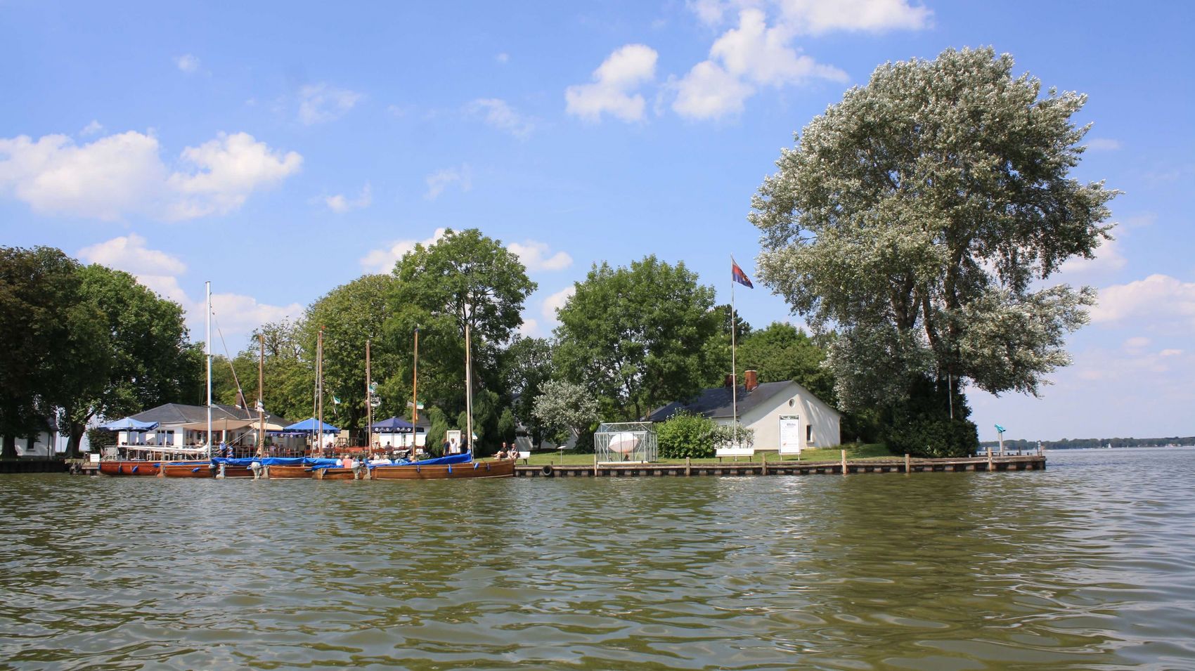 Stippvisite bei Graf Wilhelm Die Inselfestung Wilhelmstein wurde kurz vor der Ankunft an einem sommerlichen Tag fotografiert
