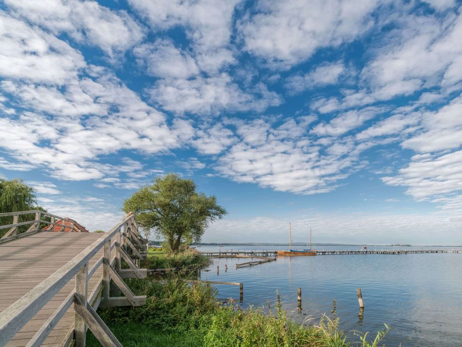 Promenade Steinhuder Die Promenade mit den Brücken zeigt sich unter einem Wolkenhimmel