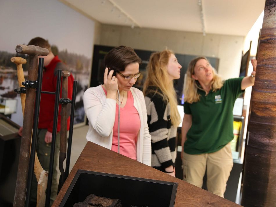 Ausstellung Naturparkhaus Gruppe Eine Besuchergruppe schaut sich die Ausstellung im Naturparkhaus in Mardorf an und probiert die verschiedenen Mitmach-Exponate aus