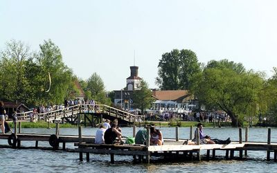 Steinhude Steg Strandterrassen Auf einem Steg an der Promenade in Steinhude geniessen einige Besucher das schöne Wetter