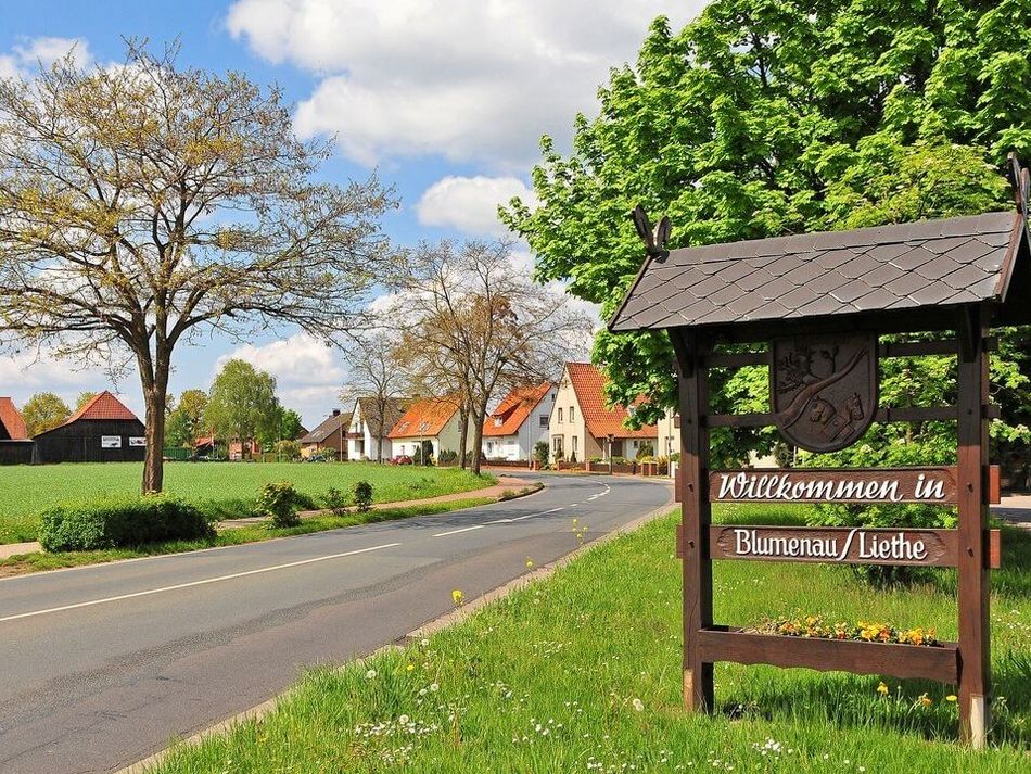 Ortseingang Blumenau/Liethe Rechts einer Straße steht das Ortschild von Liethe