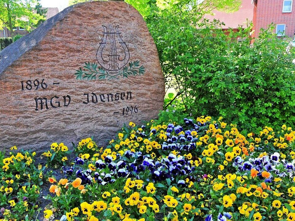 Idensen Ortseingang Idensen. Ein Stein in einer Grünfläche