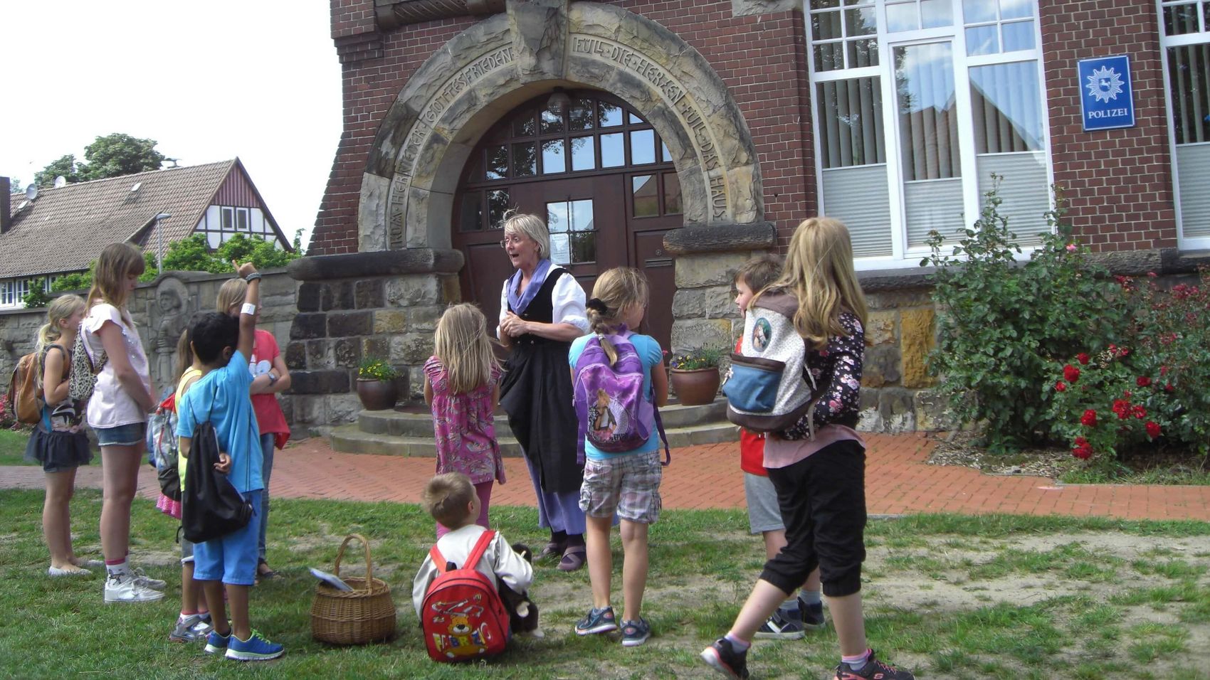 Gästeführungen Rehburg-Loccum Gästeführerin Anni nimmt die Kinder mit auf eine Reise in die Vergangenheit
