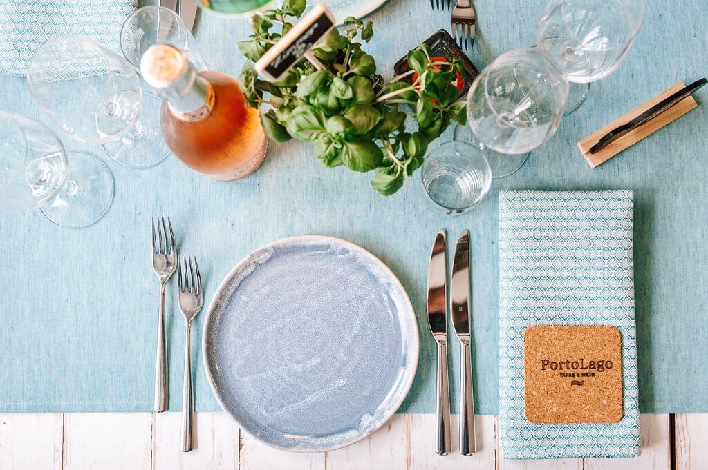 Inselresort Wilhelmstein Porto Lago Eingedeckter Tisch im Restaurant Porto Lago auf der Insel Wilhelmstein