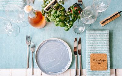 Inselresort Wilhelmstein Porto Lago Eingedeckter Tisch im Restaurant Porto Lago auf der Insel Wilhelmstein