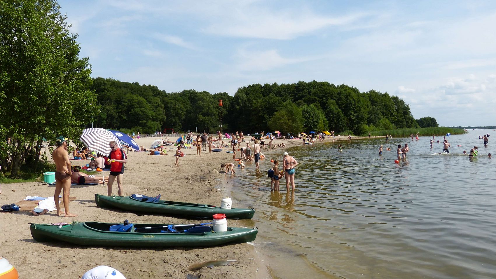 zwei Kanus am Badestrand in Mardorf Zwei Kanus sind am Strand in Mardorf bei herrlichem Badewetter angelandet