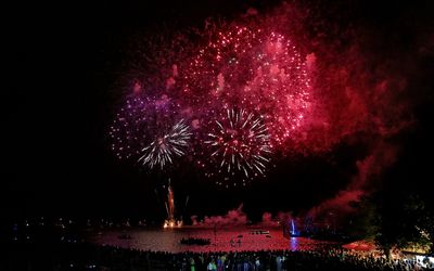 Feuerwerk auf dem Steinhuder Meer Auf der Promenade in Steinhude stehen die Besucher des Festlichen Wochenendes und schauen sich das grosse Höhenfeuerwerk an.
