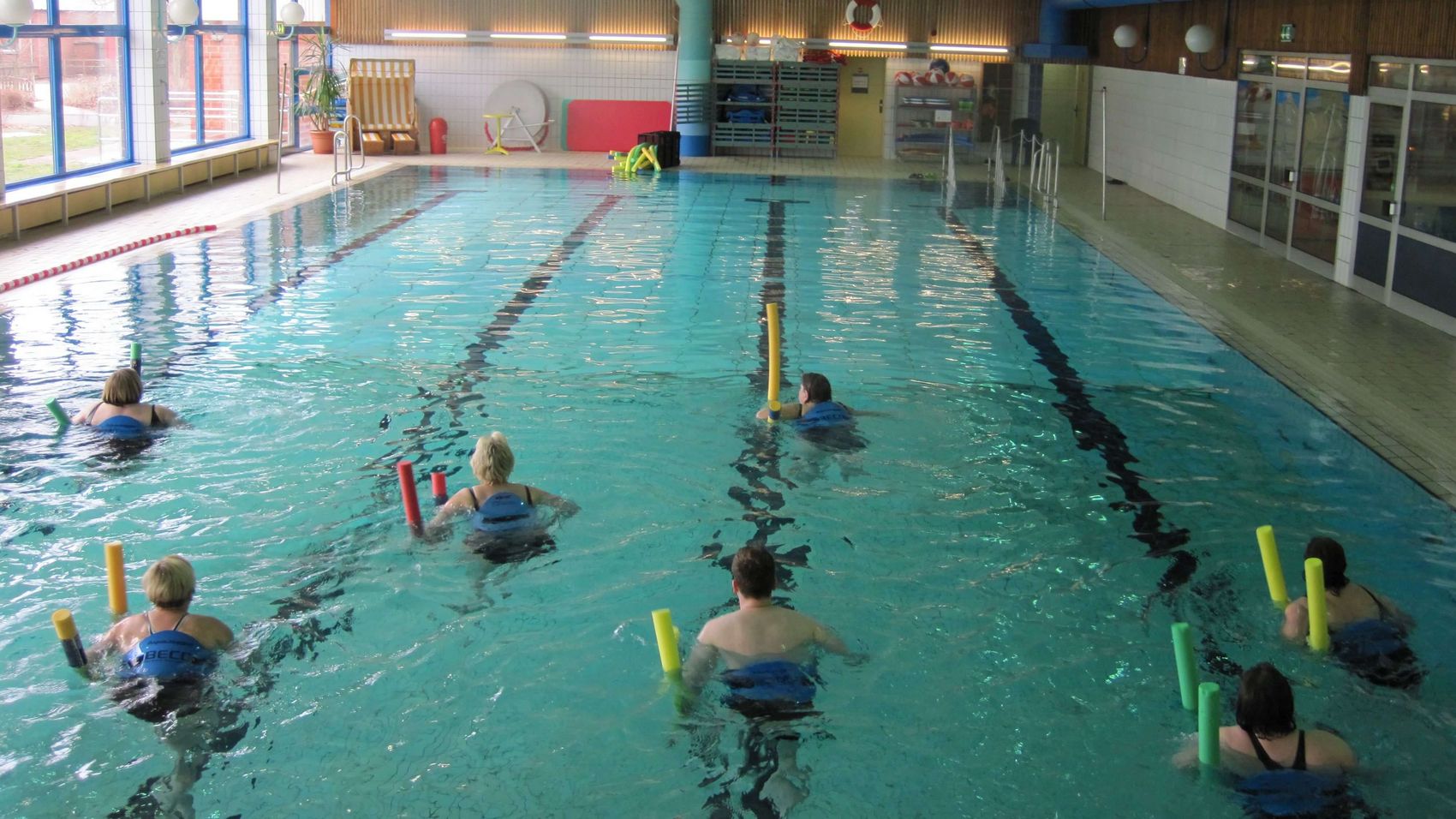 Hallenbad Rehburg Ein Bild von einem Aqua Fitness Kurs im Schwimmbecken im Hallenbad in Rehburg
