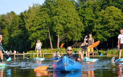 Paddelträume Eine Gruppe macht eine Tour auf dem Steinhuder Meer mit Kanus und SUP-Boards
