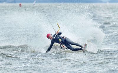 Kitesurfer auf dem Steinhuder Meer Ein Kitesurfer ist auf dem Meer unterwegs.