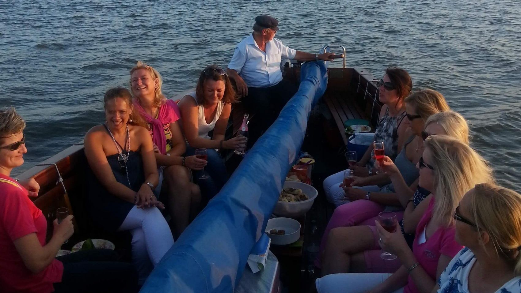 Erlebnisfahrt im Naturpark Eine Gruppe von Frauen fährt mit einem Auswanderer über das Meer und hat viel Spaß