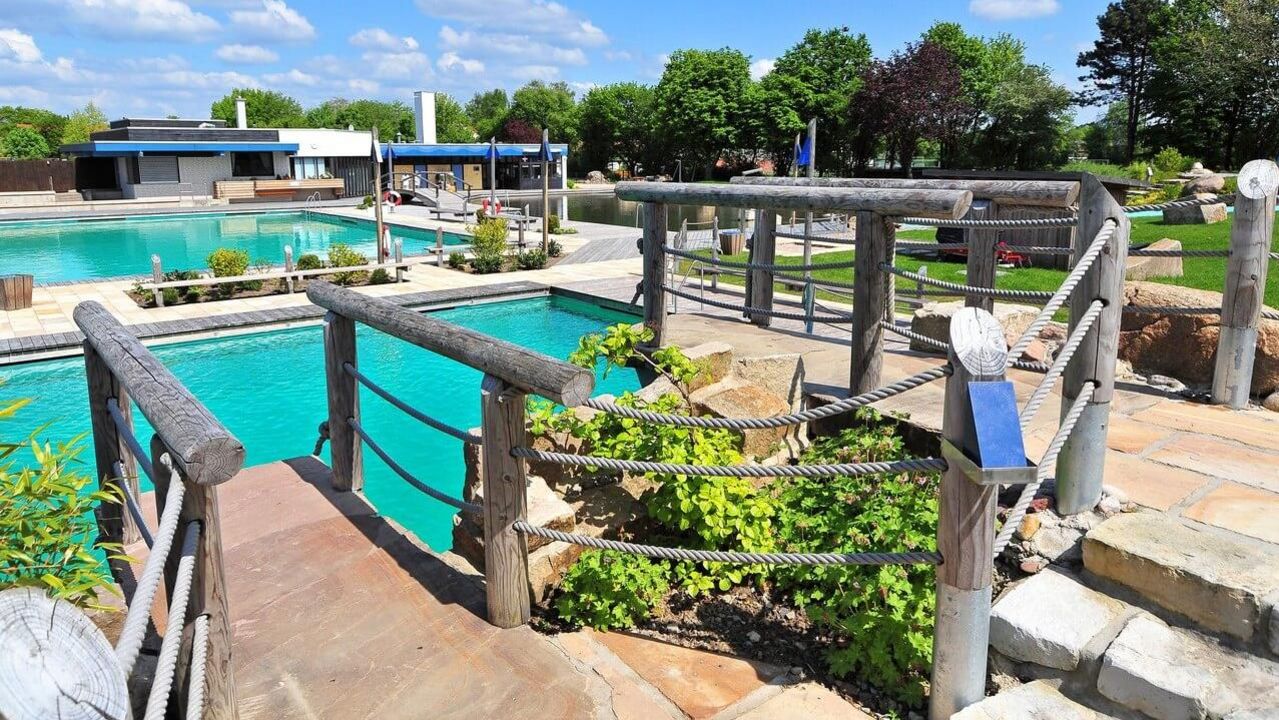 Luthe Naturerlebnisbad Das Naturerlebnisbad in Luthe. Man blickt über den Sprungturm auf die Naturbadebecken.