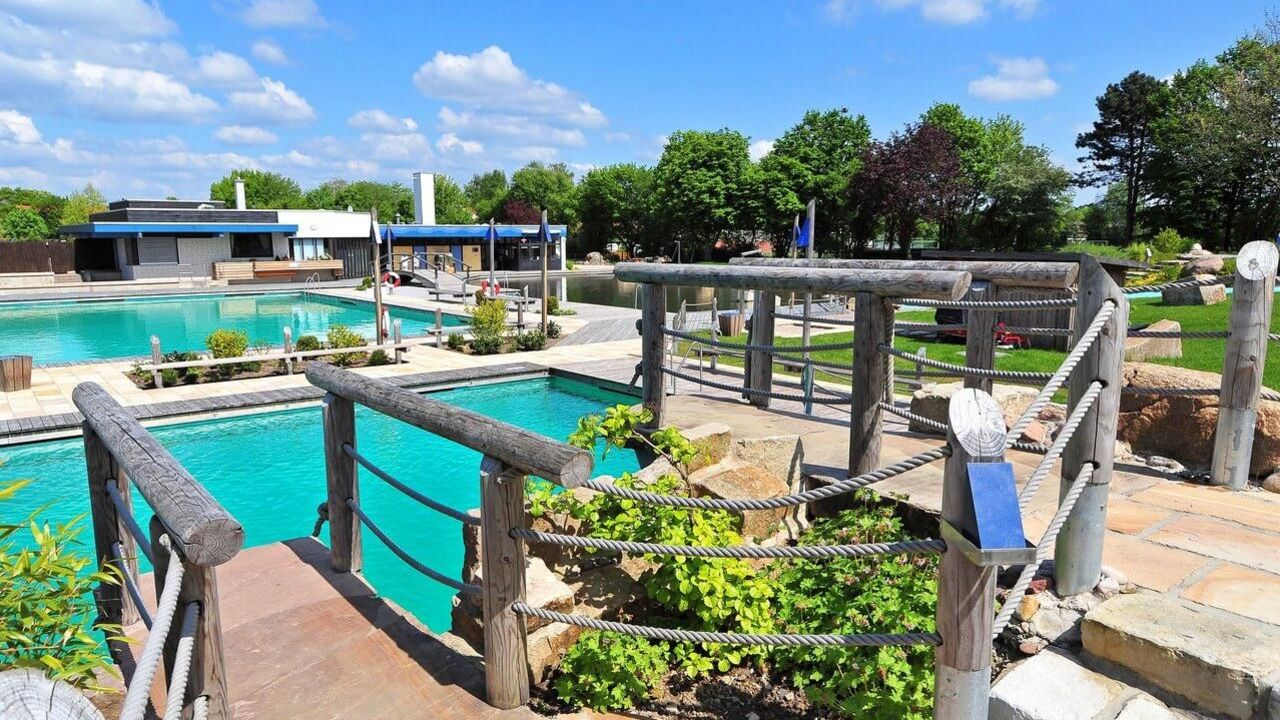 Luthe Naturerlebnisbad Das Naturerlebnisbad in Luthe. Man blickt über den Sprungturm auf die Naturbadebecken.