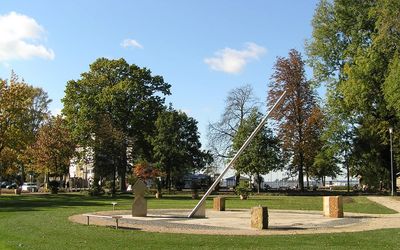 Sonnenuhr Steinhude Die grosse Sonnenuhr im Park von Steinhude zeigt verschiedene Zeiten und Konstellationen an