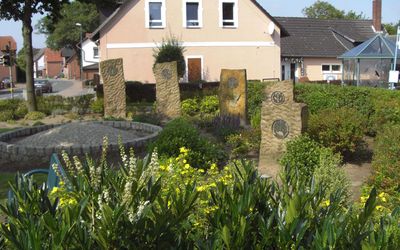 Münchehagen Brunnenplatz Der historische Brunnenplatz in Münchehagen. Auf dem Platz stehen einige Steintafeln mit Innenschrift.