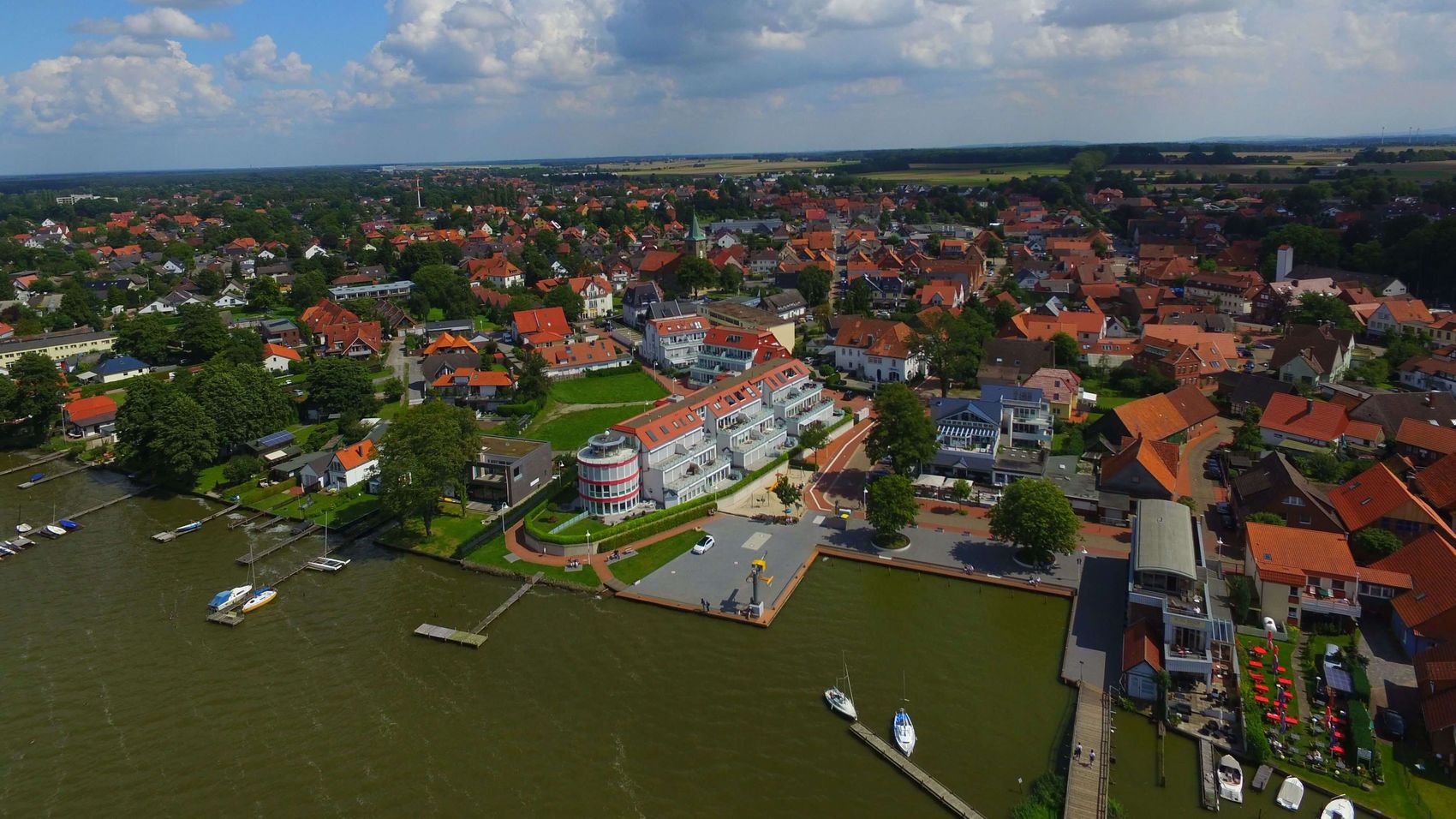 Luftbild von Steinhude mit Blick auf den Hafen Das Luftbild über Steinhude zeigt den Blick über den Hafen
