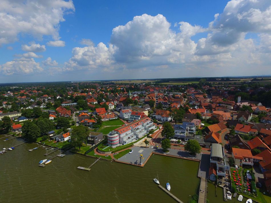 Luftbild von Steinhude mit Blick auf den Hafen Das Luftbild über Steinhude zeigt den Blick über den Hafen